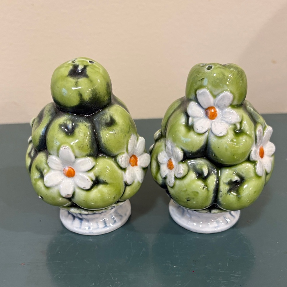 Vintage 1967 Inarco Ceramic Green Apple & Daisies Salt & Pepper Shakers.Set of 2